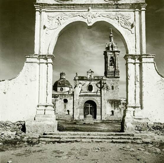 Arquería colonial y templo — archivo visual de la Cátedra